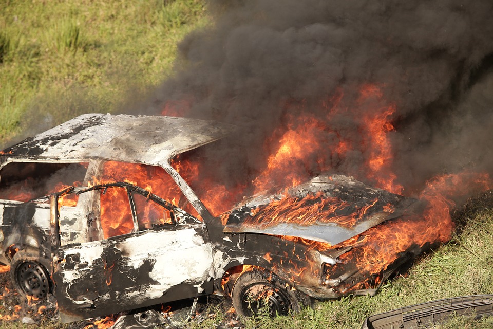 Help mijn auto staat in brand! Wat nu? 