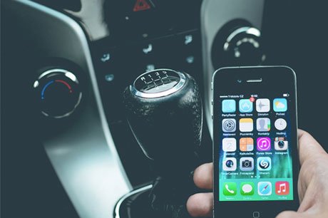 Premie autoverzekering stijgt door smartphone